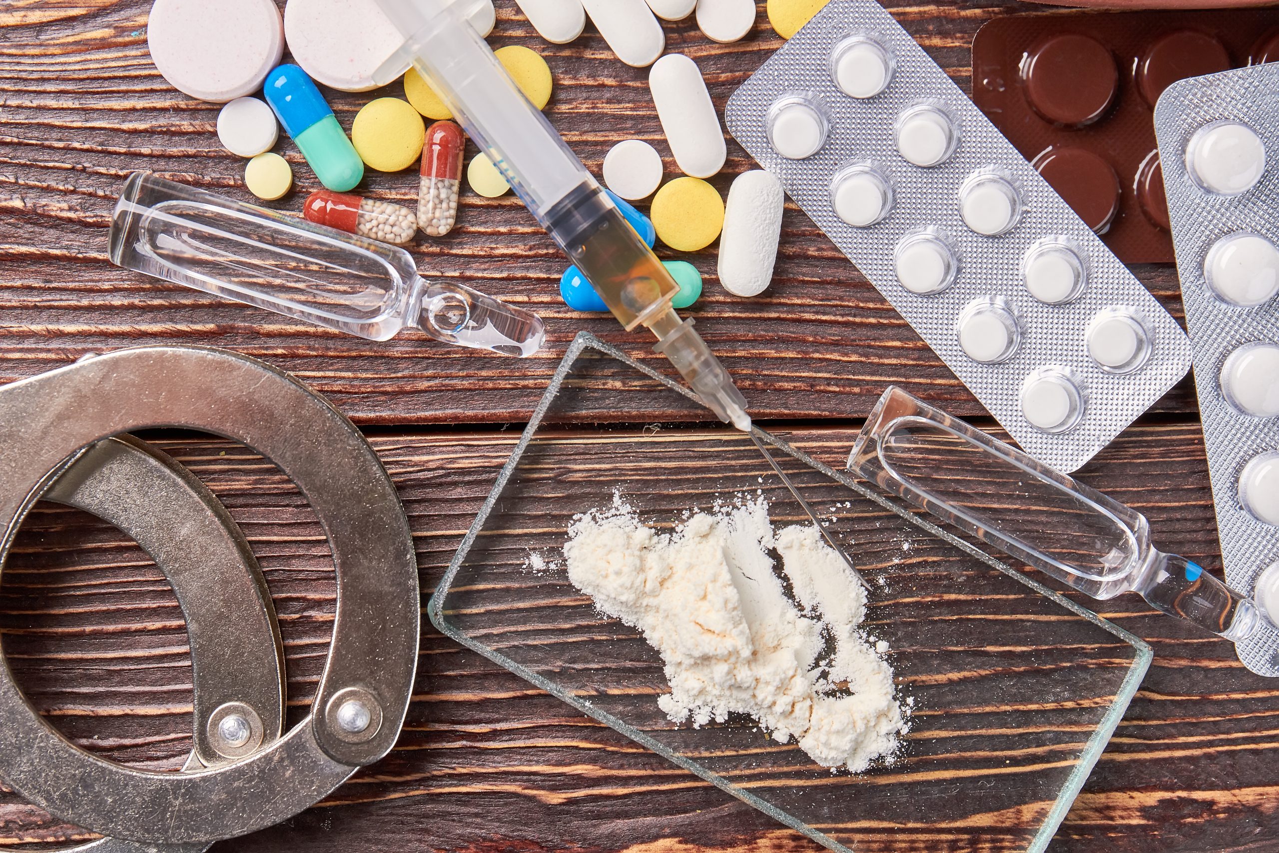 Hard drugs and handcuffs. drogen mit handschellen